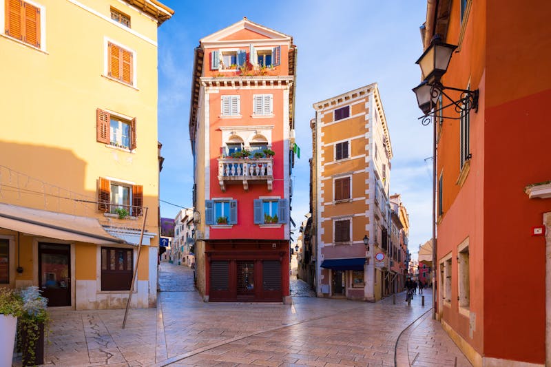typisches, schmales Gebäude der Altstadt von Rovinj, Kroatien - ©phant - stock.adobe.com