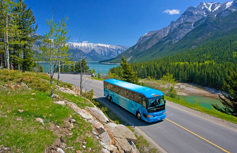 Reisebus im Banff-Nationalpark in Kanada - ©Craig Douce - Brewster Travel Canada