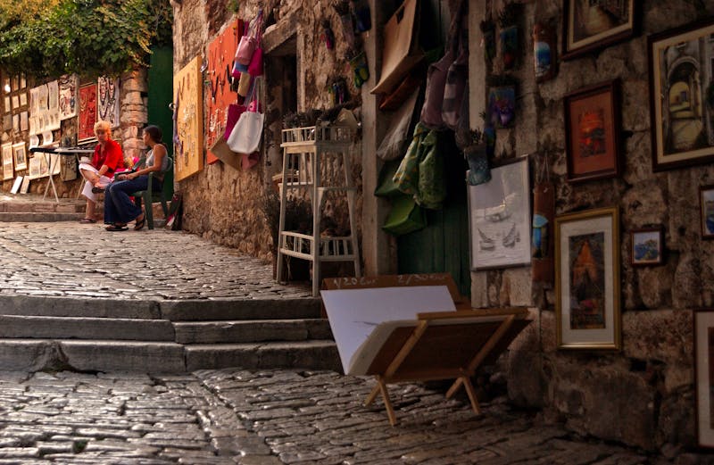 Bild- und Schmuckverkäufer in einer Gasse von Rovinj in Kroatien - ©© 2007  Maistra d.d., Rovinj; Arch 2007 published by CCN-images