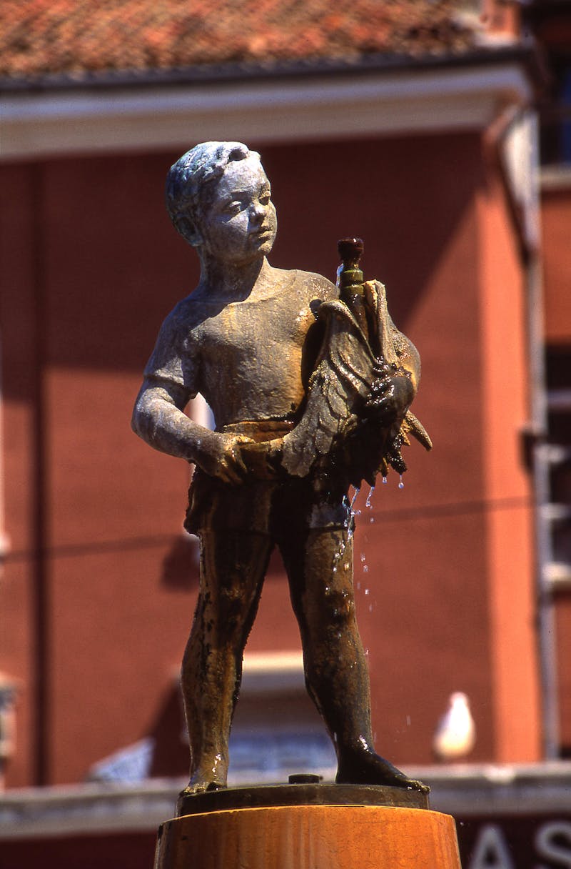 Statue eines kleines Jungen mit einem Fisch auf dem Hauptplatz von Rovinj - ©© 2007  Maistra d.d., Rovinj; Arch 2007 published by CCN-images