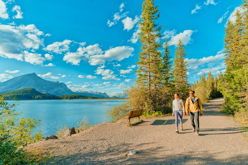 Spaziergang am Upper Kananaskis Lake - ©Travel Alberta / Karl Lee