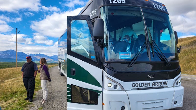 Reisebus auf der Strecke zum Waterton Nationalpark - ©Franziska Bergmann - Eberhardt TRAVEL