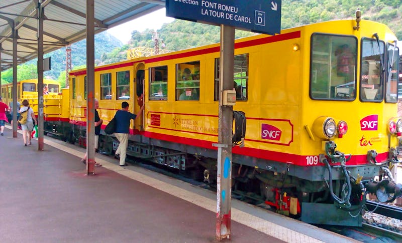 Zugfahrt mit dem Train Jaune de Cerdagne - dem Gelben Zug - ©Tilman Driessen - Eberhardt TRAVEL