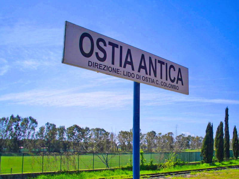 Am Bahnhof von Ostia Antica - ©Katrin Deutschbein - Eberhardt TRAVEL