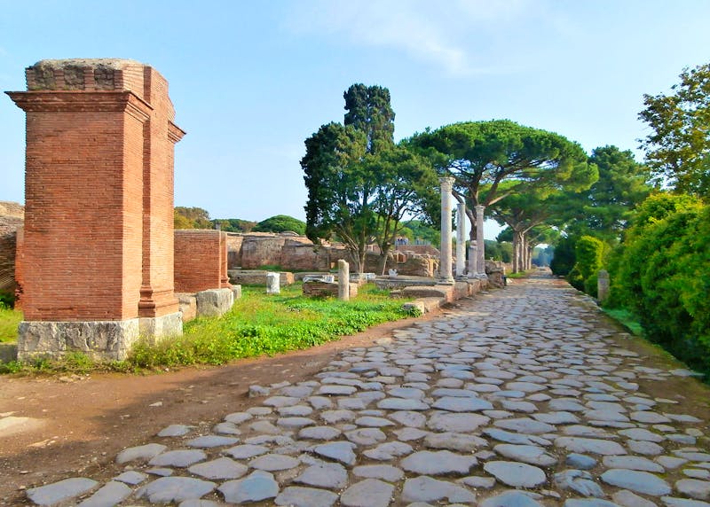 Alte Pflasterstraße in Ostia Antica - ©Ingrid Langer - Eberhardt TRAVEL