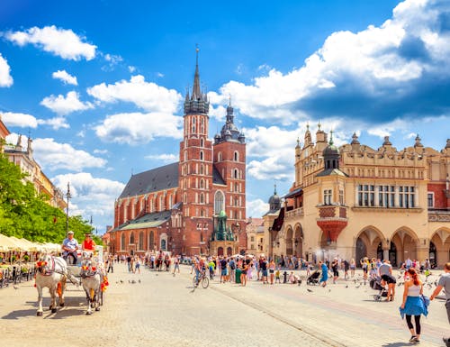 Krakau - Marienkirche am Rynek in der Altstadt – © Sina Ettmer - stock.adobe.com