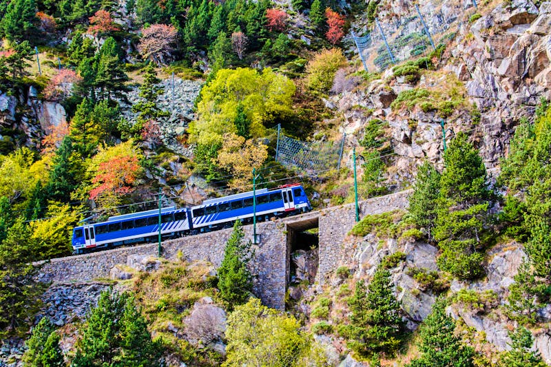 Fahrt mit der Zahnradbahn Cremallera - &copy;JOSE - stock.adobe.com