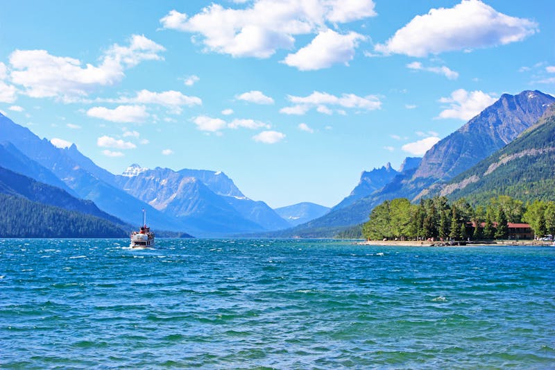 Bootsfahrt auf dem Upper Waterton Lake - ©Kristy - stock.adobe.com