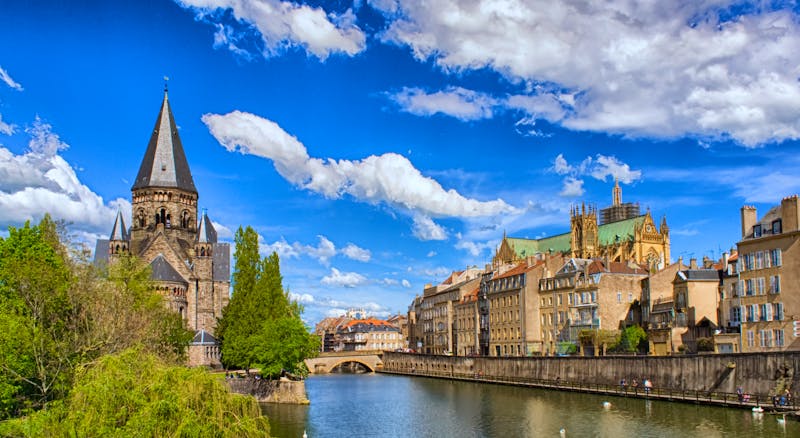 Metz im Elsass - Blick auf die Mosel und die Kirche Temple Neuf - ©saravicus - stock.adobe.com