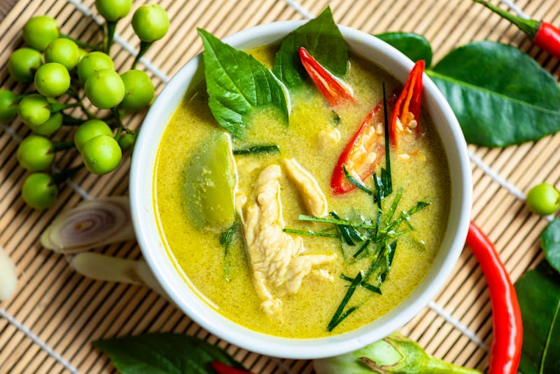 Thailändische Küche - grünes Curry mit Gemüse und Hühnerfleisch - ©Bigc Studio - stock.adobe.com