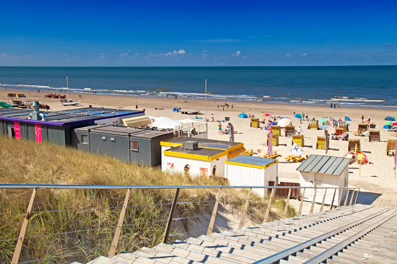 Nordsee-Strand von Egmond aan Zee - &copy;Reise-und Naturfoto - stock.adob