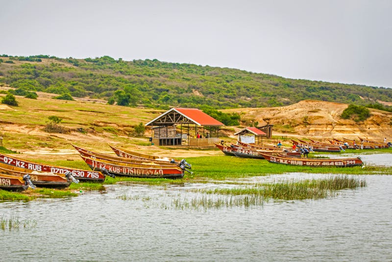 Boote und Fischerdorf am Kazinga Kanal - Queen Elizabeth Nationalpark - ©Gunter - stock.adobe.com