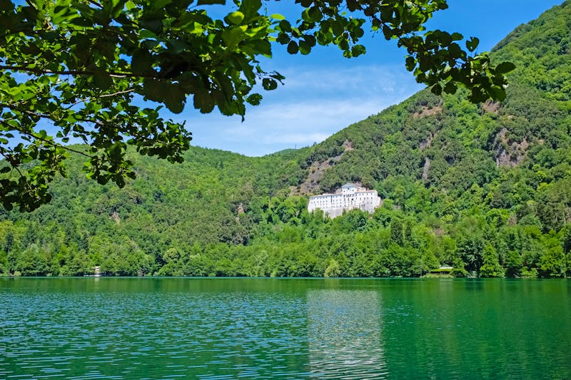 Abtei des Heiligen Michael am Kratersee des Monte Vulture - ©effebi77 - stock.adobe.com