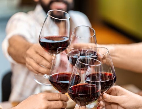 Weinverkostung – © Syda Productions - stock.adobe.com