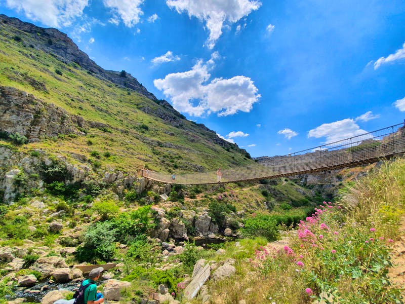 Hängebrücke in der Gravina-Schlucht - ©Ria Heilmann - Eberhardt TRAVEL