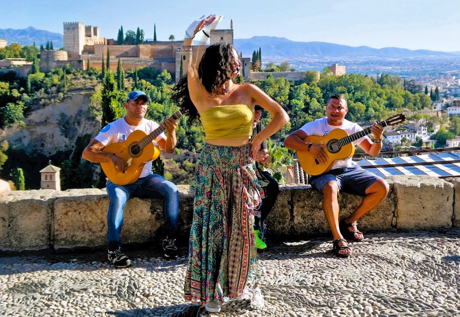 Flamenco improvisiert vor der Alhambra – © Gina Egenolf - Eberhardt TRAVEL