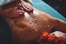 Wellness-Anwendung Peeling im Maxymilian Unique Hotel – © Idea Spa Travel