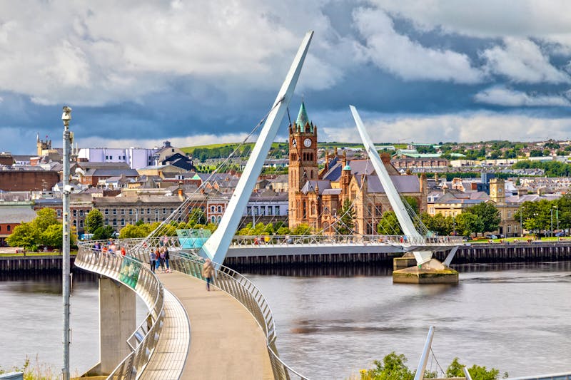 The Peace Bridge and Guild Hall in Londonderry / Derry in Northe - ©susanne2688 - stock.adobe.com