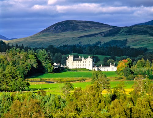 Blair Castle in Schottland in der Nähe von Pitlochry  – © Ric Ergenbright/Danita Delimont - stock.adobe.com