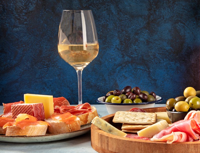 Wein und Tapas in Spanien - ©laplateresca - stock.adobe.com