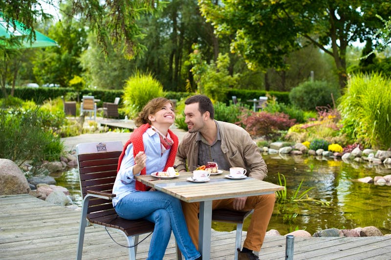 Hotelgarten mit Sitzgelegeheiten im Ikar Plaza - ©Idea Spa Travel