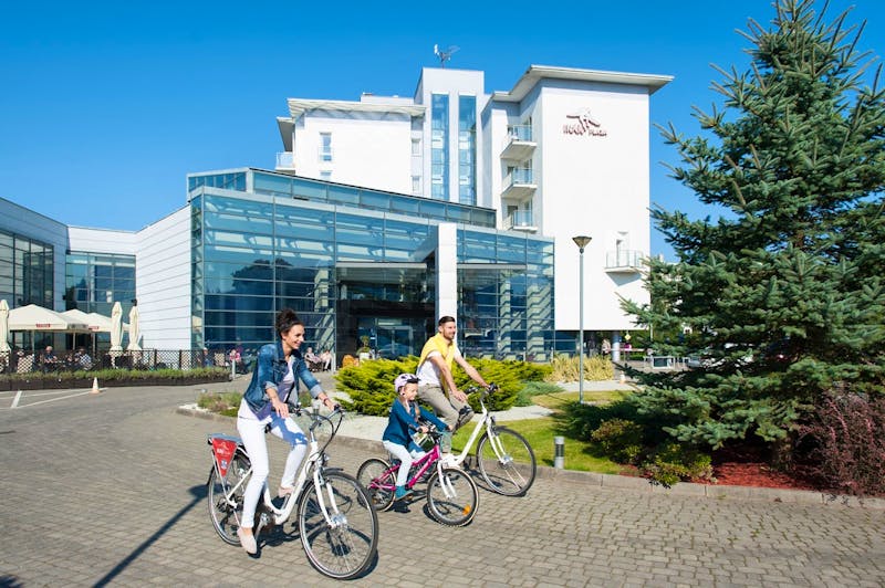 Aussensicht mit Fahrradverleih im Ikar Plaza – ©Idea Spa Travel
