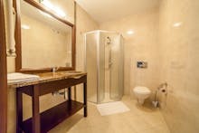 Beispiel Badezimmer im Hotel Olymp 2 – © Idea Spa Travel