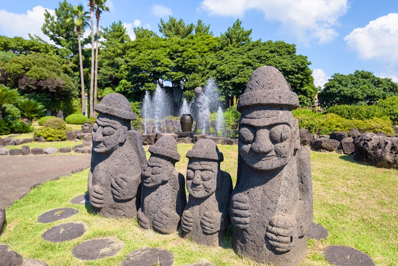 Steinstatuen Dol Hareubang auf der Insel Jeju - Südkorea - ©jeonghwan son - stock.adobe.com