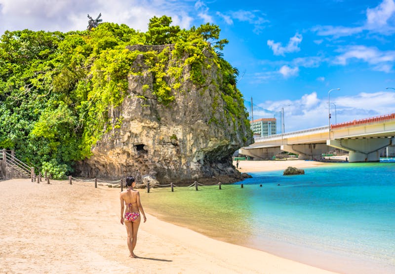 Naminoue Beach in Naha mit dem Shinto-Schrein auf dem Felsen - ©kuremo - stock.adobe.com