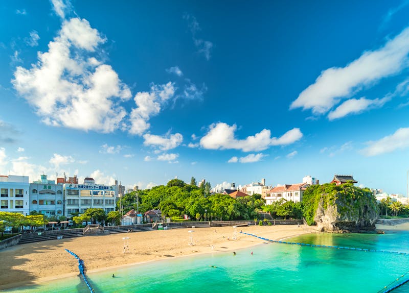Naminoue Beach in Naha mit dem Shinto-Schrein auf dem Felsen - ©copyright 2018 © kuremo. All rights reserved.For consideration only, no reproduction without prior permission.