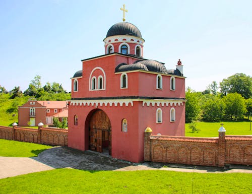 Krusedol Monastery in Fruska Gora National Park  Vojvodina  Serbia – © Mauritius71 - stock.adobe.com