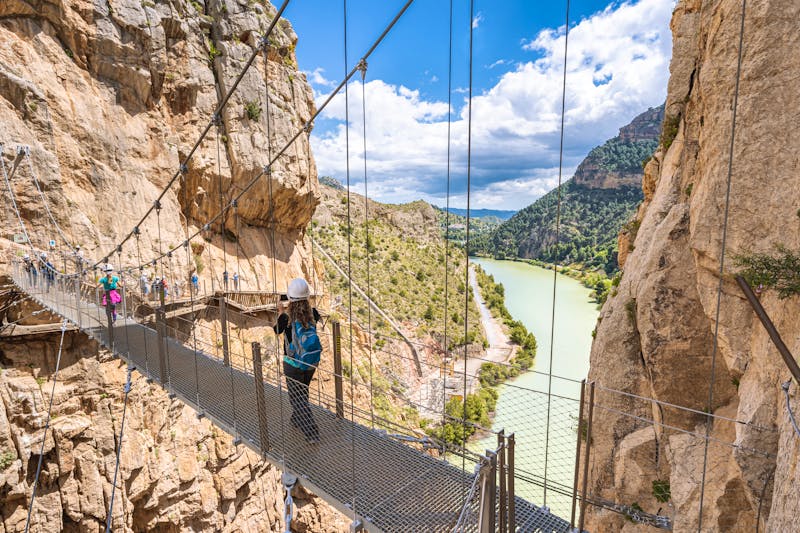 El Caminito del Rey bei Malaga - Wanderer auf einer Hängebrücke - ©elroce - stock.adobe.com
