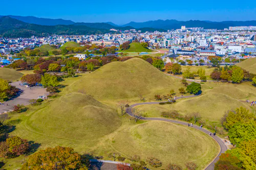 Blick über die Hügelgräber von Gyeongju - Südkorea &ndash; &copy; Adobe Stock