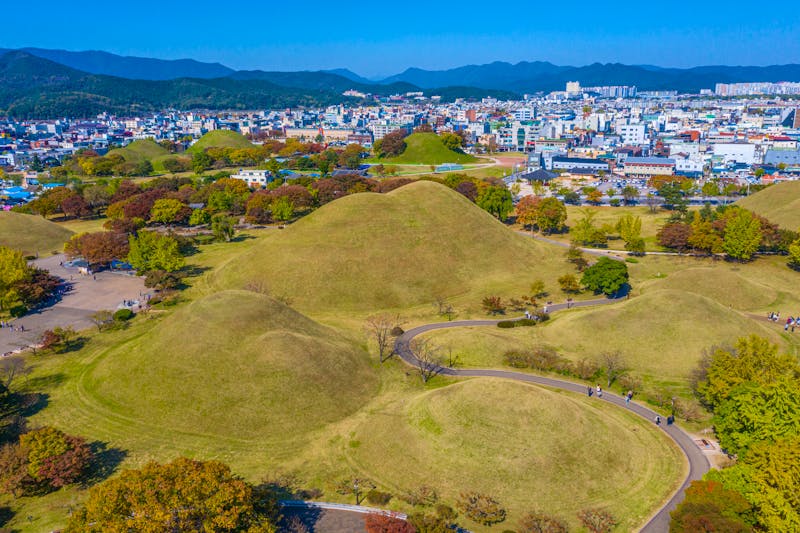 Blick über die Hügelgräber von Gyeongju - Südkorea - ©Adobe Stock