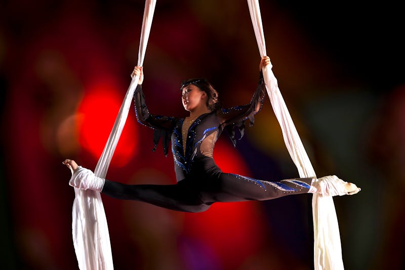 Asiatische Akrobatin im Zirkus - ©Andrey Burmakin - stock.adobe.com