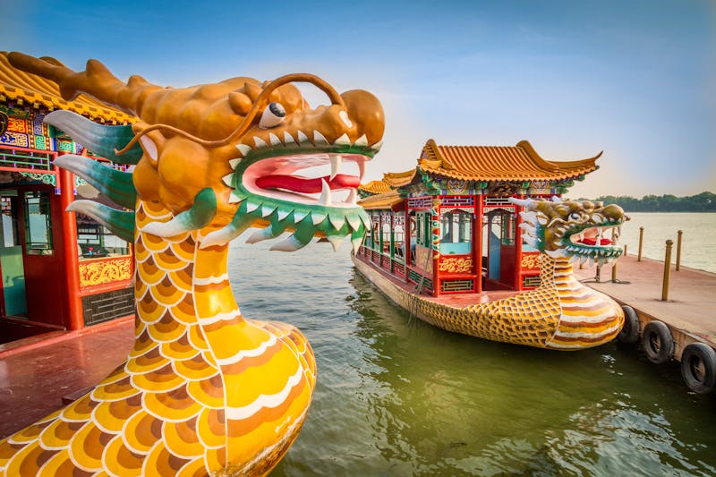 Park am Sommmerpalast in Peking - Drachen-Boote auf dem Kunming-See  - ©chrwittm - stock.adobe.com