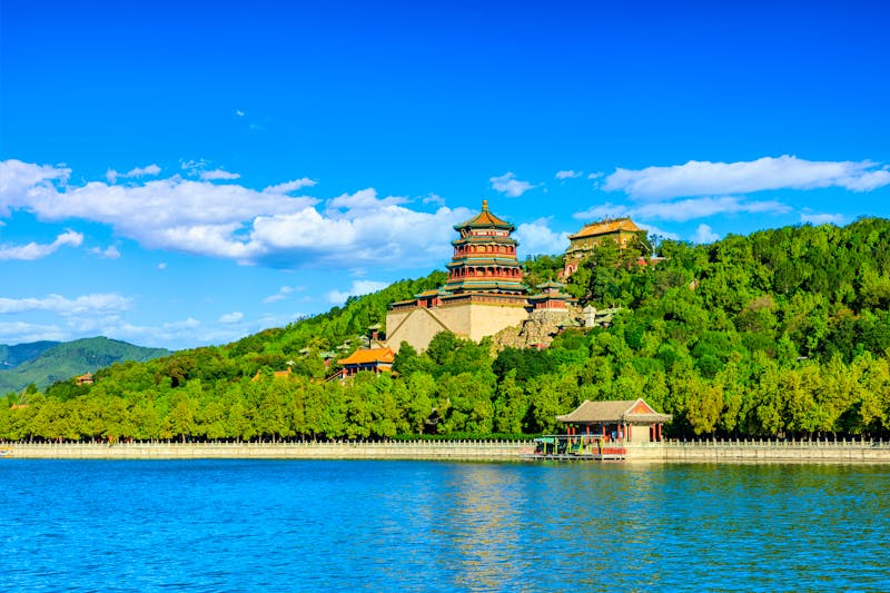 Park am Sommmerpalast in Peking mit Blick über den Kunming-See  - ©ABCDstock - stock.adobe.com