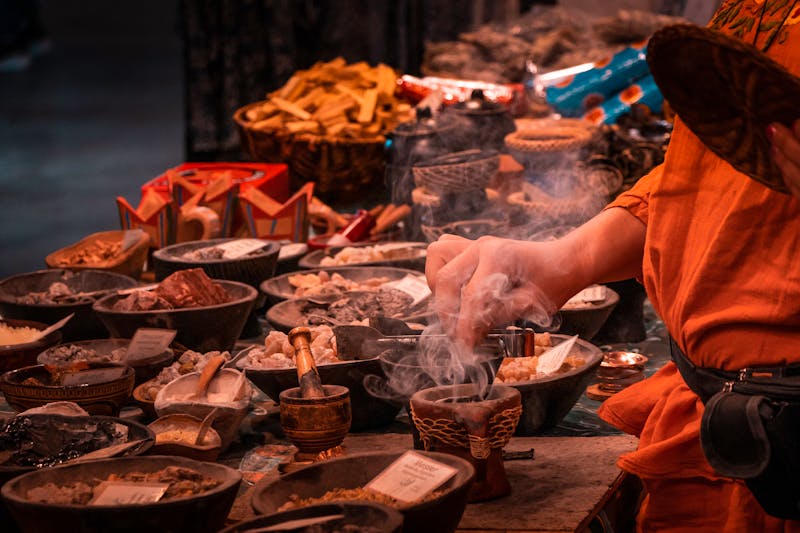 Ein Shaolin-Mönch bereitet seine Kräuter und Medizin vor - ©Edward R - stock.adobe.com