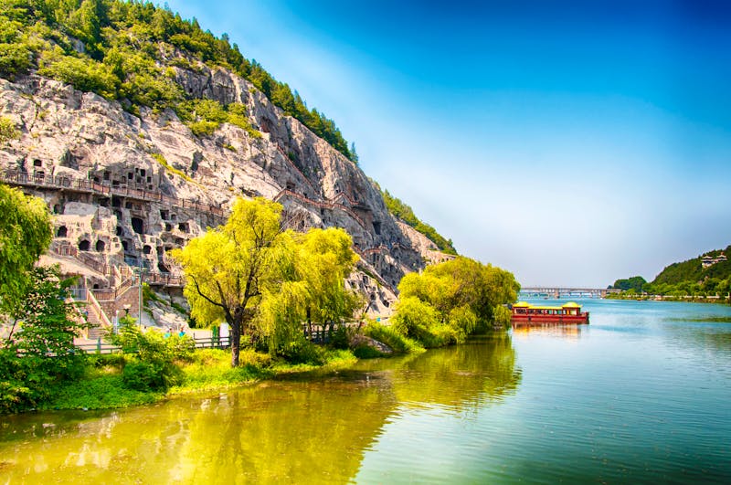 Drachentor-Grotten in Luoyang - Eingänge nahe des Yi-Flusses - ©Dan - stock.adobe.com