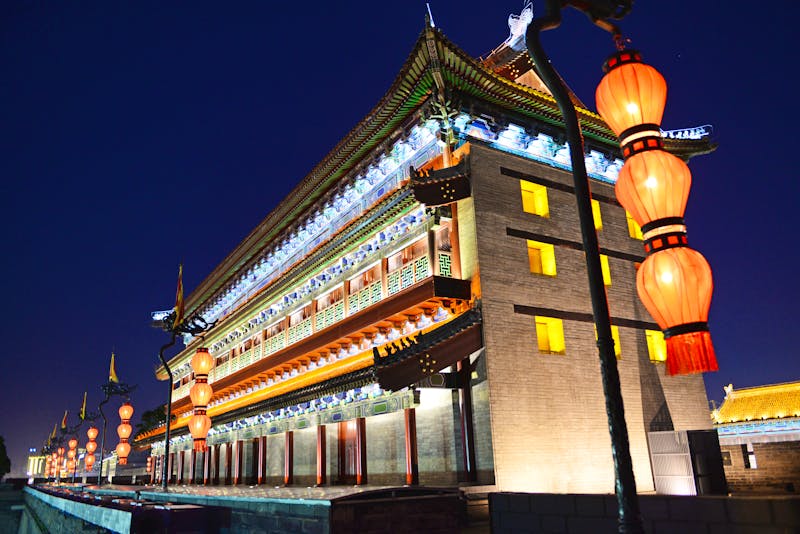 XiAn - traditionelles chinesisches Gebäude mit Laternen in der Altstadt am Abend - ©jung - stock.adobe.com