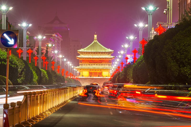 Xi'an - der Glockenturm in der Innenstadt am Abend hell erleuchtet - ©孝通 葛 - stock.adobe.com