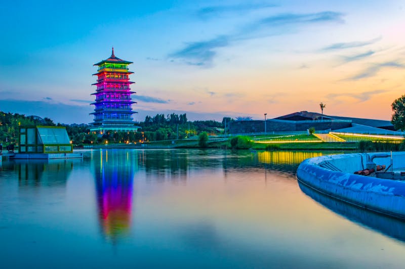Xi'an - der Chang'an Tower farbig erleuchtet bei Sonnenuntergang - ©zhangke - stock.adobe.com
