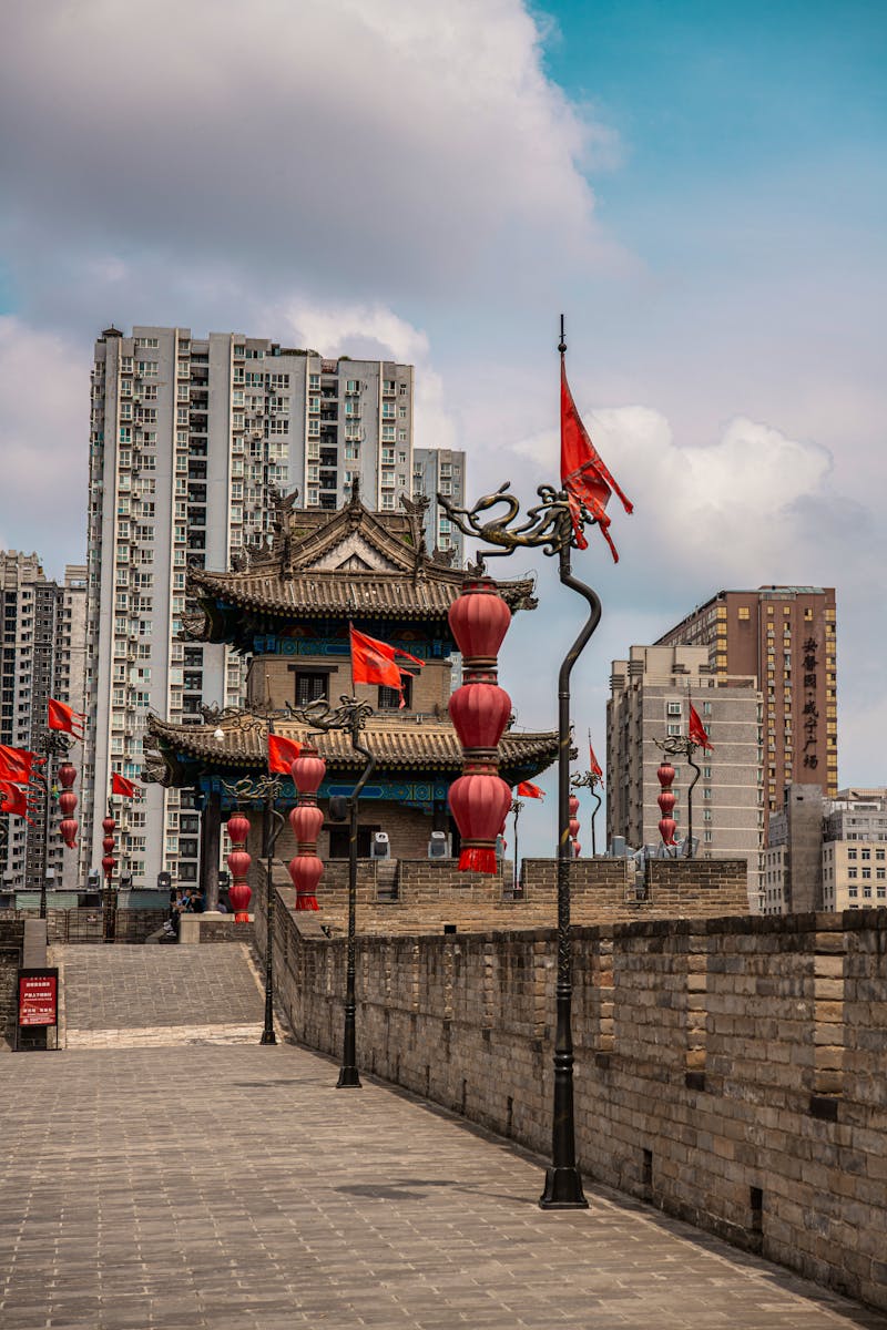 Xi'an - historische Stadtmauer mit Laternen und Stadtturm - moderne Gebäude im Hintergrund - ©Tatiana Kashko - stock.adobe.com