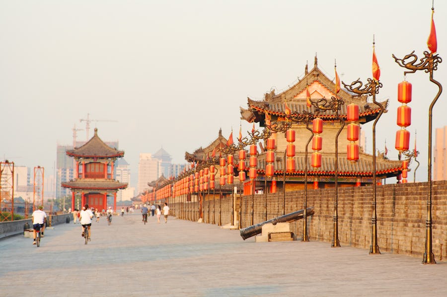 Xi'an - historische Stadtmauer mit Laternen und Stadttürmen – © Nataliya Hora - stock.adobe.com