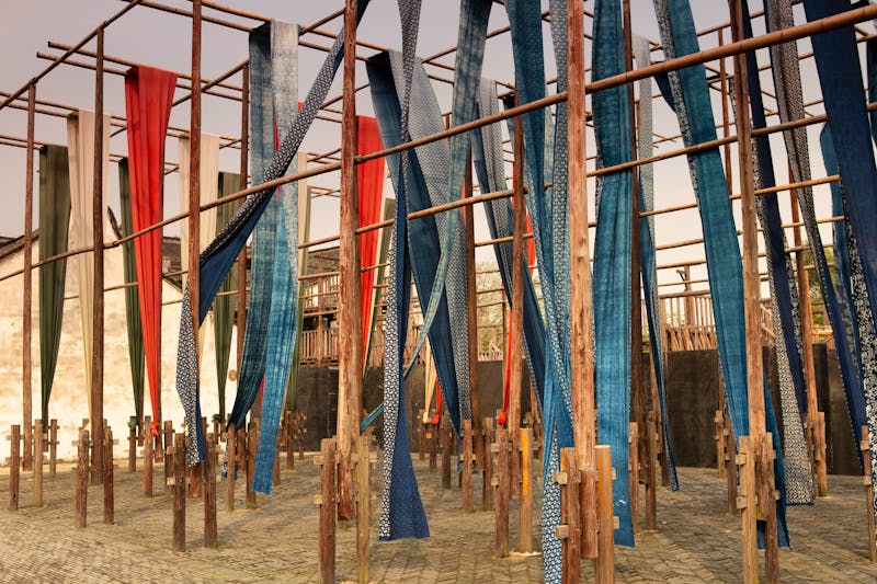 Wuzhen - farbige Textilien beim Trocknen - ©zxvisual - stock.adobe.com