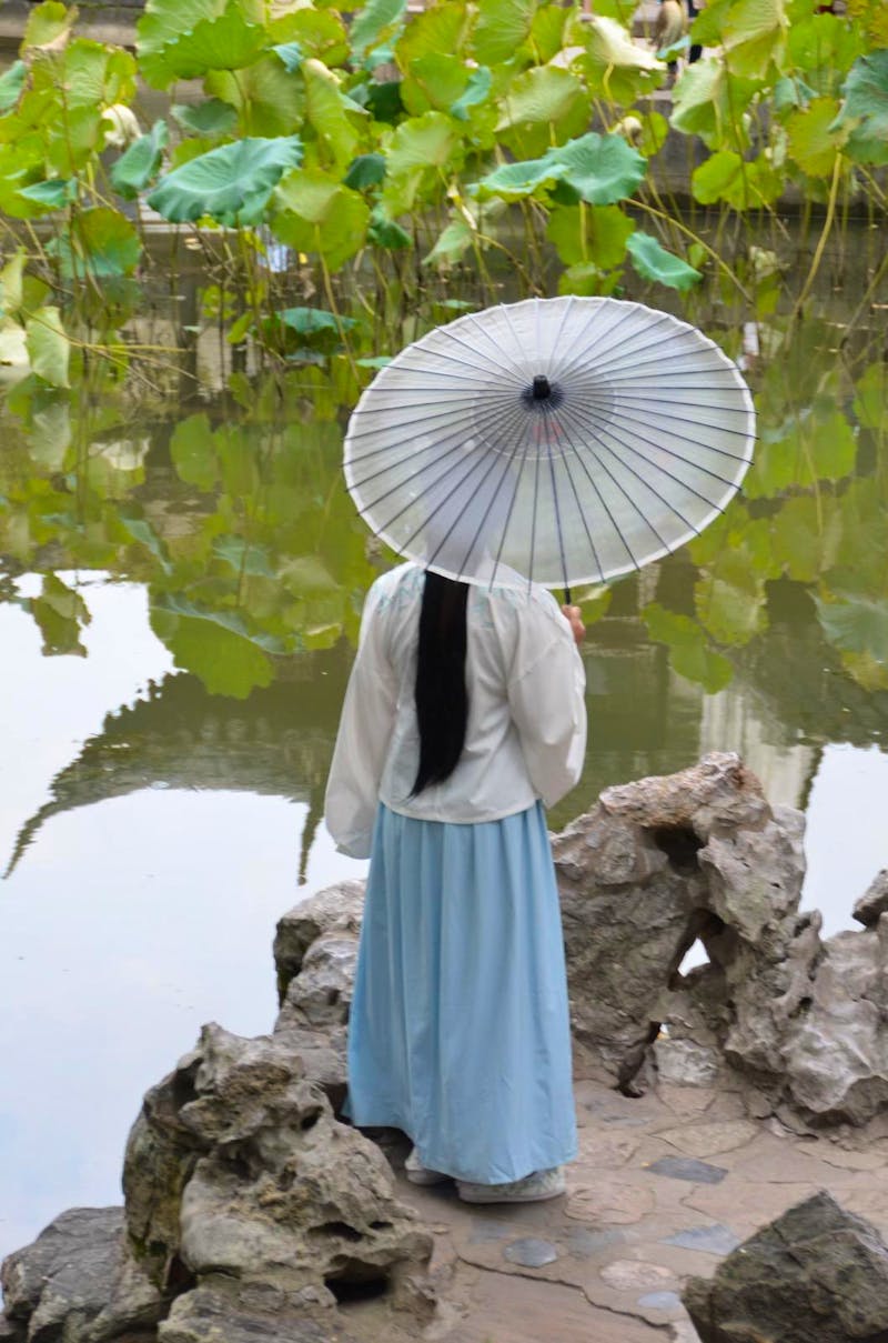 Suzhou - junge Chinesin verweilt in einem der Gärten - ©Helene Johannsen (Eberhardt TRAVEL)