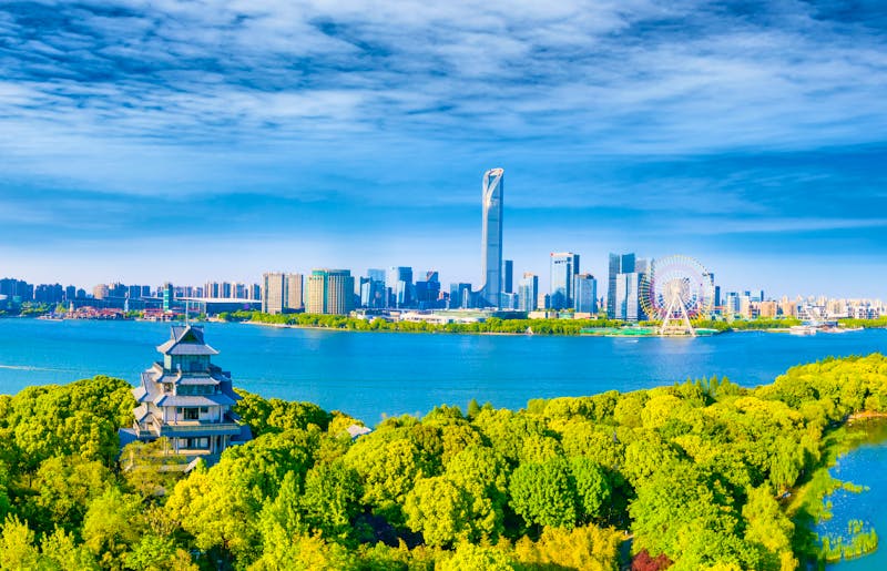 Suzhou City - Blick auf die Pfirsichblüten-Insel und die Skyline am Jinji-See - ©Weiming - stock.adobe.com