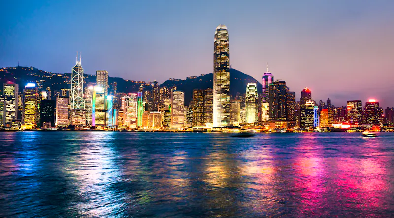 Hongkong - Hafen Victoria Harbor und Wolkenkratzer bei Sonnenuntergang - &copy;Luciano Mortula-LGM - stock.adobe.com