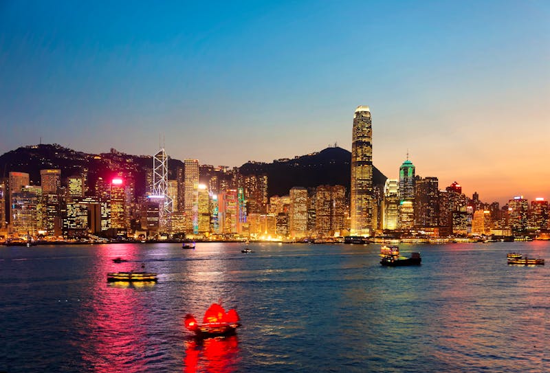 Hongkong - Hafen Victoria Harbor und Wolkenkratzer bei Sonnenuntergang - ©AaronPlayStation - stock.adobe.com