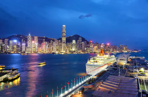 Hongkong - Hafen Victoria Harbor und Wolkenkratzer bei Sonnenuntergang &ndash; &copy; AaronPlayStation - stock.adobe.com